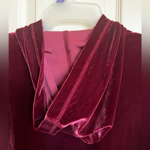 Velour, Denim & Company, Burgundy Tunic with Hood & Kangaroo pocket. - Picture 16 of 16